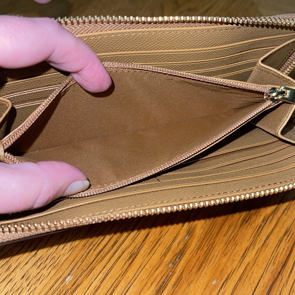 NEW WITH TAGS COACH SIGNATURE WITH DAISY BUNDLE PRINT ACCORDION ZIP WALLET - Picture 11 of 15